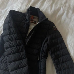 Parajumpers jacka Geena - Jacka från Parajumpers i storlek XS. Använd fåtal gånger, är som ny. Inköpt på Season, kvitto finns och medföljer.  Nypris ligger på 3 800kr. Pris kan diskuteras.