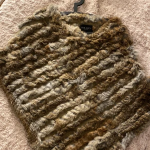 Pälsponsho  - En jätte söt och varm pälsponsho från märket Hollies!  Nästan aldrig använd och kommer tyvärr aldrig till användning! 