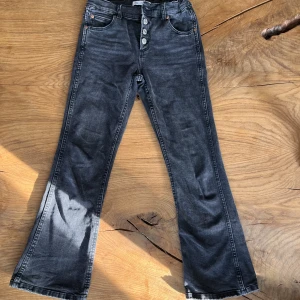 Svarta jeans från Zara - Ett para snygga sköna svarta jeans från Zara. I bra skick storlek 11-12 152 cm i längd