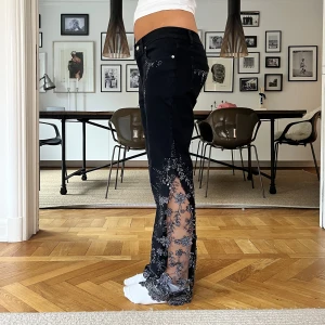 Coola jeans!! - Så snygga jeans med så brutalt coola detaljer!!! MIDJEMÅTT:80cm INNERBENSLÄNGDEN:73cm