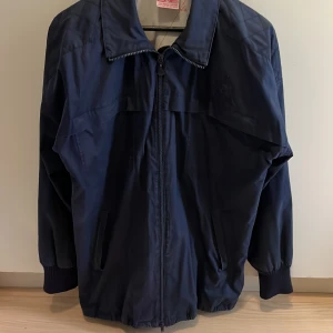 A one jacka  - Dettta är en vintage höst jacka från 80 talet. Innan mig var denna min morfars. Har inget fast pris då jag inte vet vad han köpta den för, men ser att marknaden skriker efter dom. Säljer denna för 800, pris kan diskuteras. 