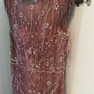 Fest klänning  - Har använt bara några timmar jätte fin köpte för 8000kr 