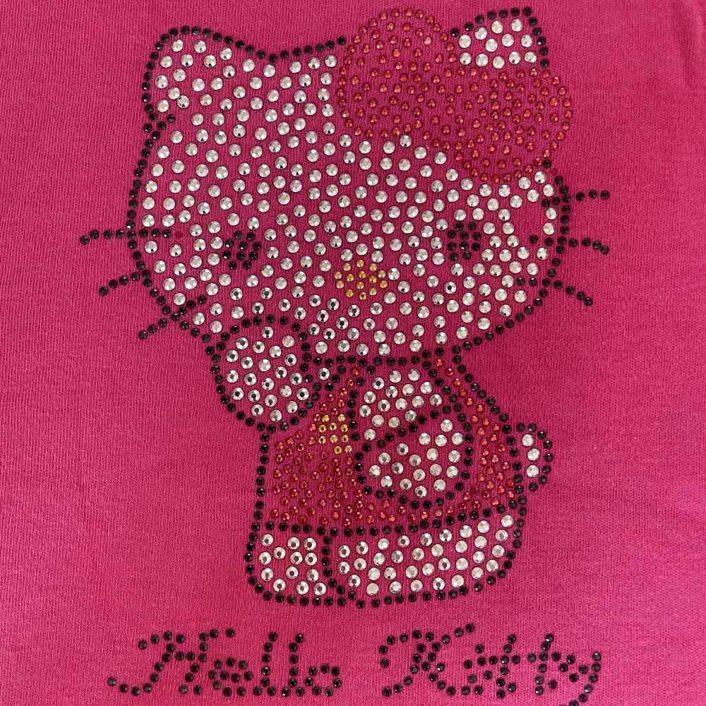 Söt Hello Kitty topp i fint skick! Passar storlek S/M beroende på hur man vill att den ska sitta💕. T-shirts.