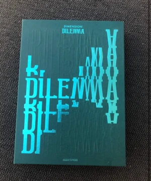 Enhypen album - Enhypen Dimension: Dilemma album, Charybdis version. Den är som helt ny, öppnad men oanvänd. 