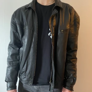 Vintage skinnjacka - Supersnygg vintage skinnjacka i storlek L! Jackan är i äkta läder och i bra skick Måtten på jackan är ca 60 cm (ärmen), ca 60 cm (bred), ca 70 cm (längd) 💕