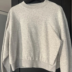 Tröja - En grå tjocktröja utan luva från Gina.