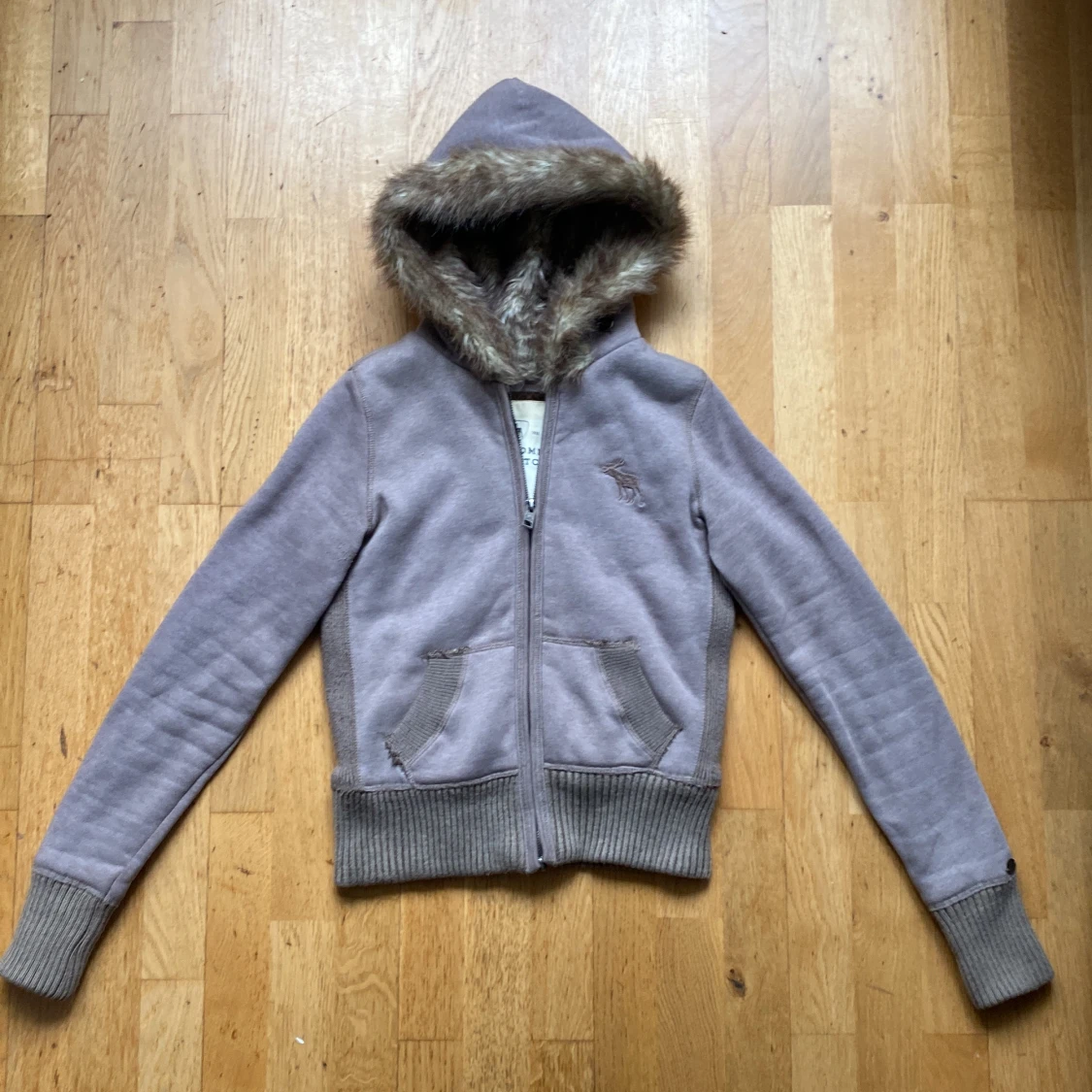 Zip-up luvtröja med pälsluva