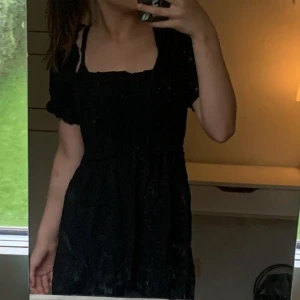 Svart klänning - Fin svart klänning Det står inte storleken i denna men jag är typ 1,56 och klänningen är lite över mina knän