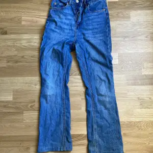 Uppsydda high waist jeans, innerlängd 68cm. Storlek 36. 