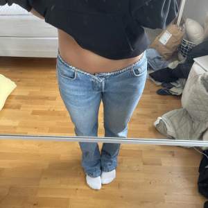 Snygga jeans, från weekday! Säljer då jag tycker de är för långa på mig. Knappt använda! Men så snygga o unika 