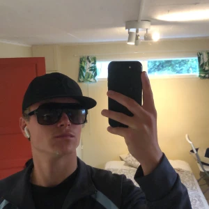 New era 59 Fifty keps - Hej säljer denna svart Yankes keps i väldigt bra skick.  Con 9/10 syns inte att den är använde utåt sett. Kollar man i den syns det( se bild.3).   Hör av dig vid fler frågor 🙏