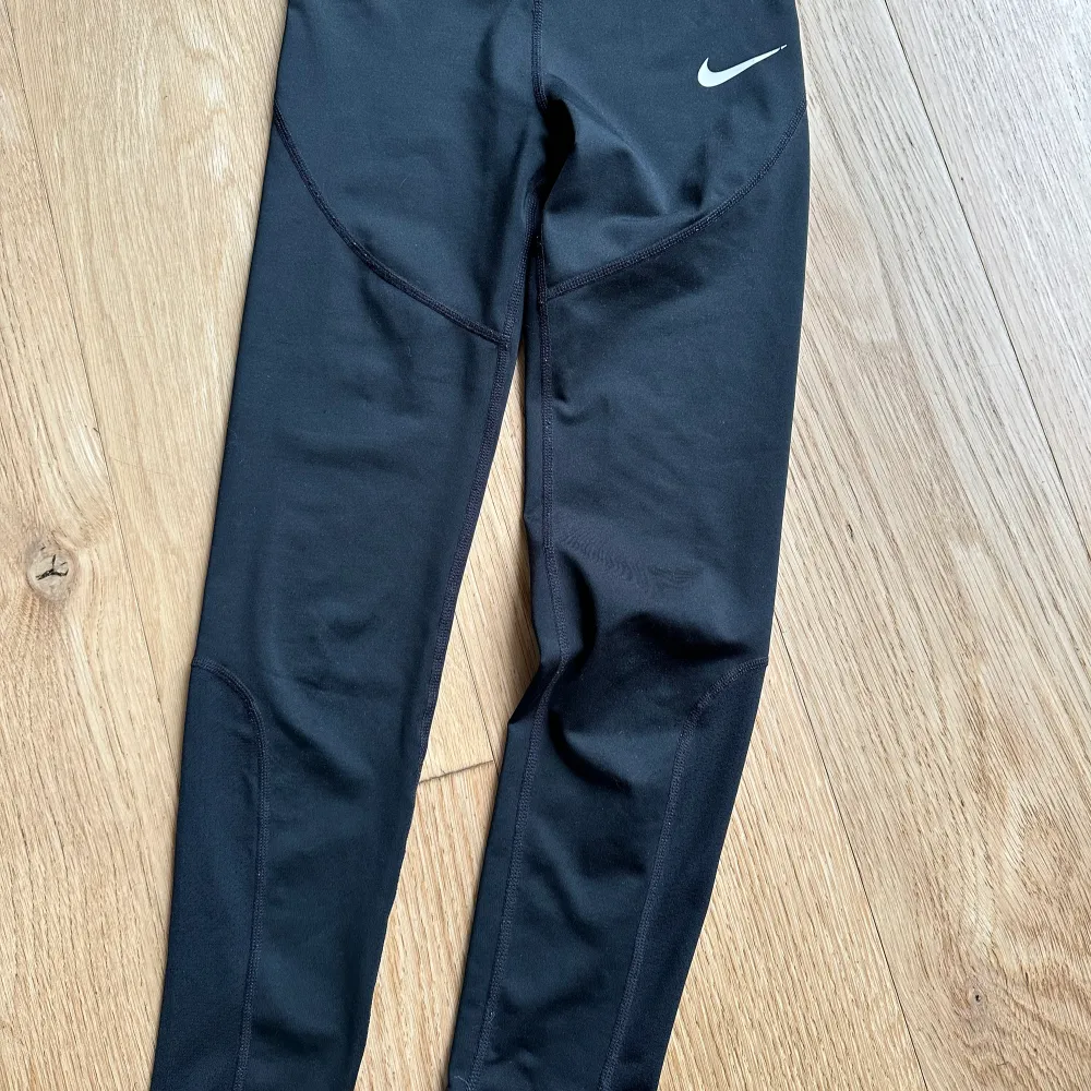 Klassiska Nike PRO träningstights storlek 146. Lätt använda och i jättefint skick. Inga hål, inga fläckar. . Jeans & Byxor.