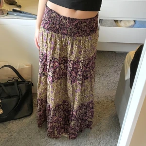 Mönstrad långkjol  - Mönstrad Långkjol från Kappahl i mycket fint skick! Stretchig så passar de flesta. Jag är ca 164, pris kan diskuteras 💖