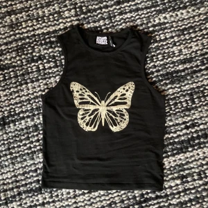 Linne - Tajt linne med fjärilstryck. Köpt på plick (nytt enligt säljaren) men endast använt 1 gång av mig. Jättelätt att styla, passar med typ allt. T-shirt tyg. Står stl M/38 men skulle snarare säga stl S. Kontakta mig vid intresse!⭐️