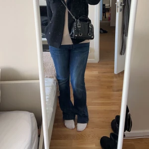 g star jeans - G star raw jeans i storlek 32/32 passar mig som har 36/38 i midja och är lite långa på mig som är 163, skulle säga att de passar upp till 172