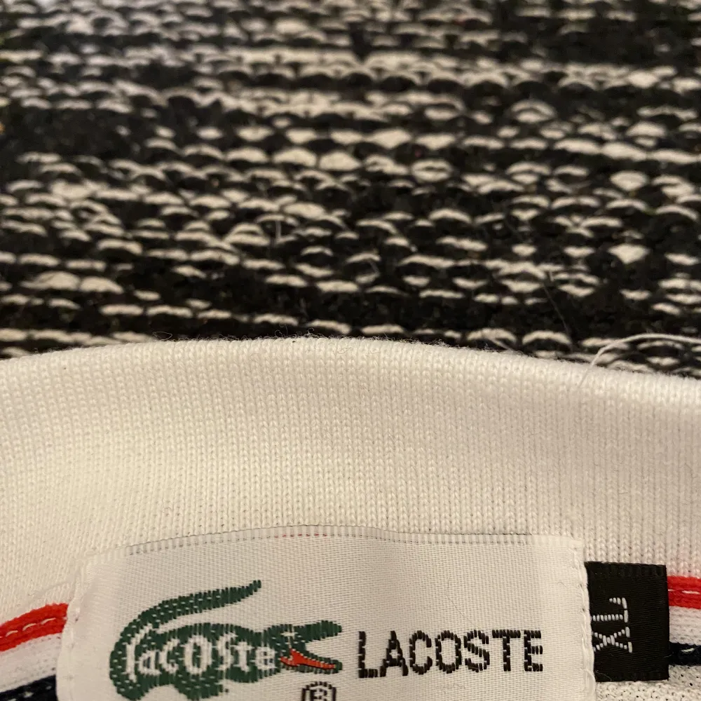 Lacoste Piké  Passar perfekt för sommaren med ett skönt material. Storlek XL men känns mer som L Köpare står för frakt 📦 . T-shirts.
