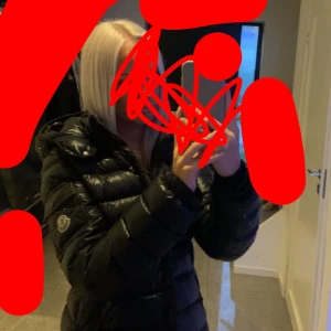Moncler jacka - Moncler jackan Väldigt Fin jacka köptes för ungefär ett år sedan. Jackan är i använt skick men inget man tänker på det tillkommer en päls att ha på luvan. Jackan heter badfy på monclers hemsida. Det är en jacka i barn storlek 14 år men skulle säga xxs 