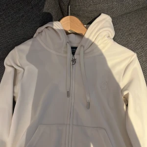 Vit juicy tröja . - Säljer denna vita juicy tröja då den inte kommer till användning. Den e knappt använd nån gång .