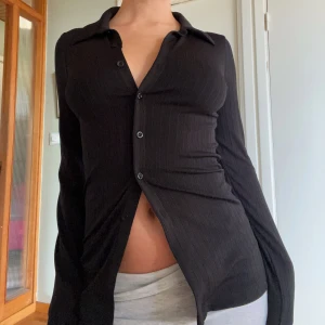 svart topp - säljer denna fina svarta topp, endast använd ett fåtal gånger! Perfekt både till vardag och fest<3