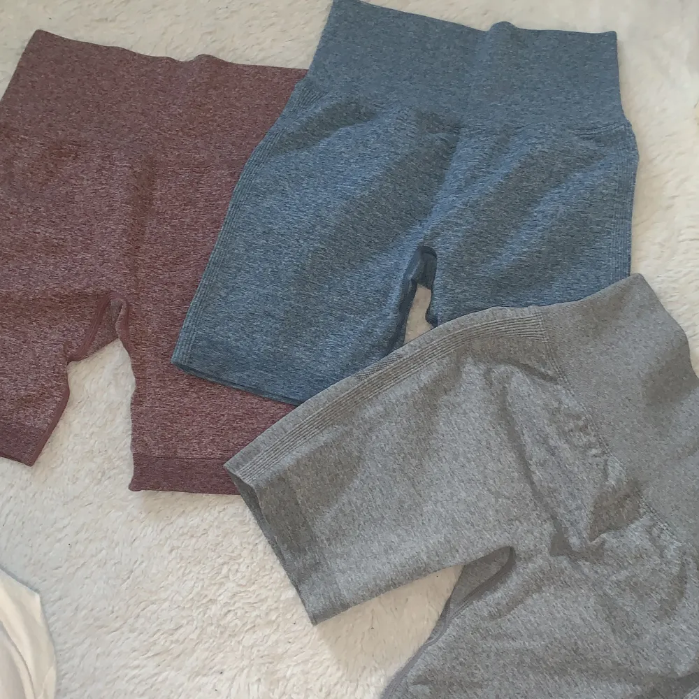 Tre tränings shorts i tre olika färger. Aldrig använt.. Shorts.