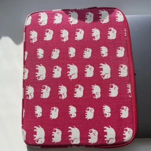 Svensk tenn datorfodral  - Jättefint rosa fodral, måtten är 38 på längden och 28 på höjden, passar en Mac