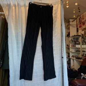Randiga kostymbyxor  - Använd ett par gånger för 2 år sen. Hela o fina än idag