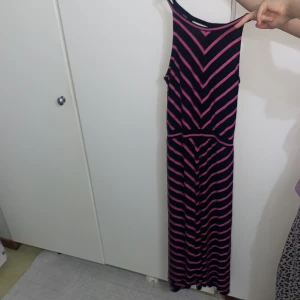 klänning  - Säljer en otrolig vacker sommar klänning som är så himmla skön och har jätte bra material, använt den ett par gånger men den är i god skick. Ganska enkel och har fina färger 