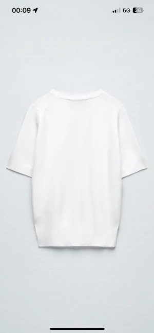 Stickad T-shirt  - Säljer min helt oanvända stickade t-shirt från Zara❤️