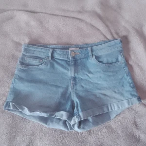 Jeans shorts från HM - Jeansshorts i mycket gott skick från HM. Lite mer blåa i verkligheten. Inte särskilt korta.