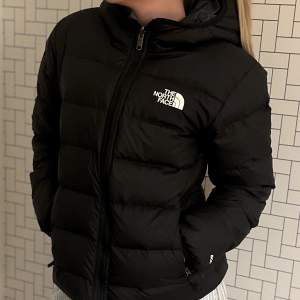 Säljer nu min super fina The North Face vinter jacka som är i fint skick modellen är tjej barn💗. Stl är XL de vill säga i stl 160-164 ungefär och en s i dam stl💗Jackan går att vränga ut och in så du kan antingen ha en  svart eller grå jacka💗