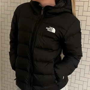 Vinter jacka  - Säljer nu min super fina The North Face vinter jacka som är i fint skick modellen är tjej barn💗. Stl är XL de vill säga i stl 160-164 ungefär och en s i dam stl💗Jackan går att vränga ut och in så du kan antingen ha en  svart eller grå jacka💗