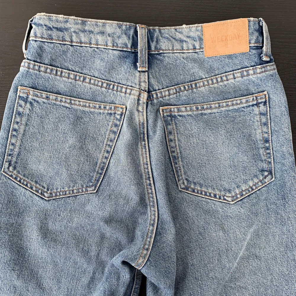 Använda 1 gång, inga defekter. Sitter skönt och snyggt på. . Jeans & Byxor.
