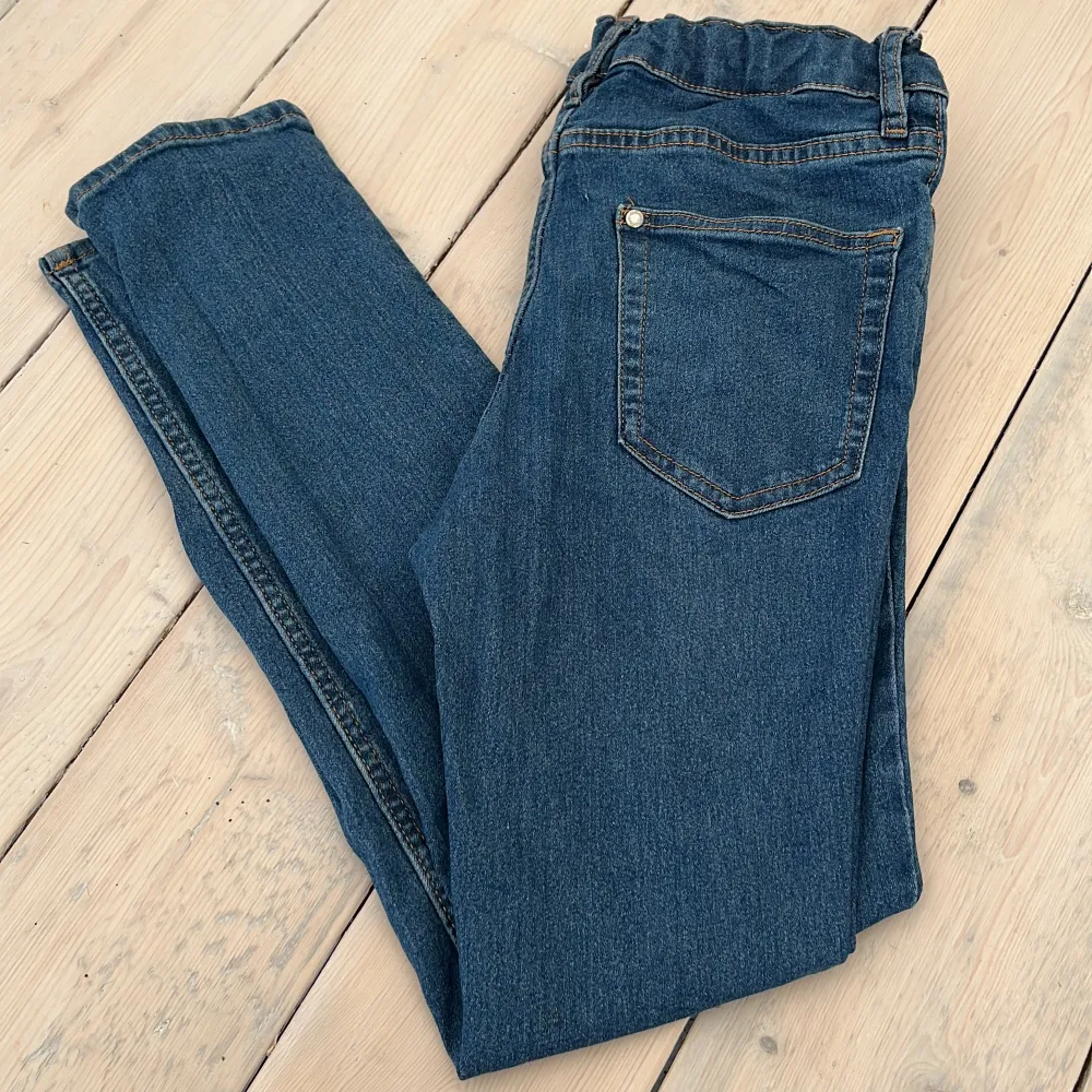 Skinny jeans. Hela och relativt sparsamt använda. . Jeans & Byxor.