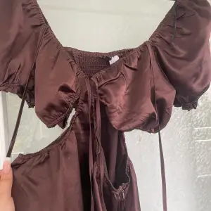En brun klänning med öppna höfter Använd en gång