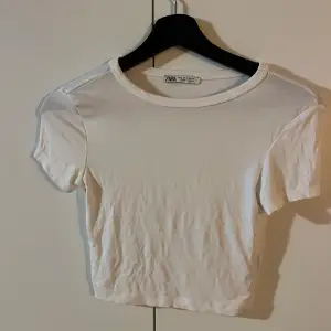 Vit Croppad T-shirt från zara super mjukt material. Storleken är s 