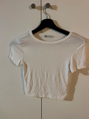 Vit Croppad T-shirt  - Vit Croppad T-shirt från zara super mjukt material. Storleken är s 
