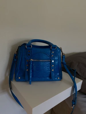 Väska nakd  - Super snygg väska som jag inte använder , den är super populär och har varit slutsåld flera gånger💕vid mer frågor skriv 