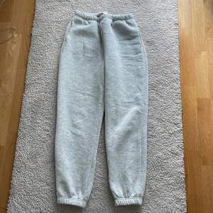 Säljer ett par jättesköna gråa sweatpants fråns Gina som nästan aldrig är använda! Köparen står för frakten! 