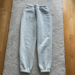 Sweatpants - Säljer ett par jättesköna gråa sweatpants fråns Gina som nästan aldrig är använda! Köparen står för frakten! 