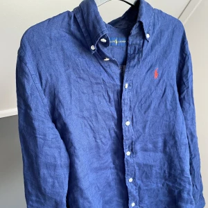 Ralph lauren linneskjorta - Ralph lauren linneskjorta, använd hyfsat mycket men inga defekte. Storlek S och kan även passa Xs. Vid fler frågor kom privat.