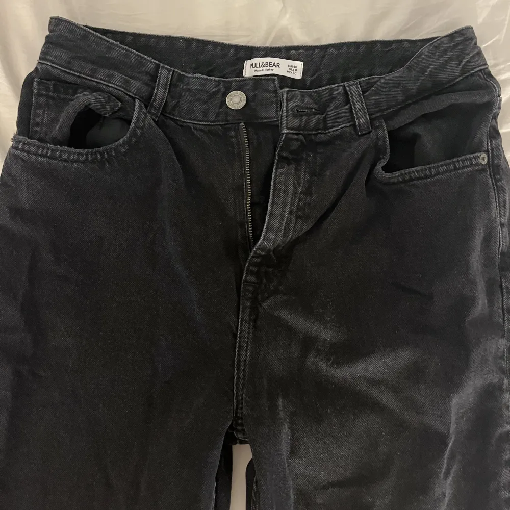 Högmidjade baggy jeans med slit ifrån pull&bear, dessa är för stora så kan tyvärr inte visa de på. Endast provade, i strl 40 men passar nog även en 42. Lite för långa på mig som är 168.⭐️. Jeans & Byxor.
