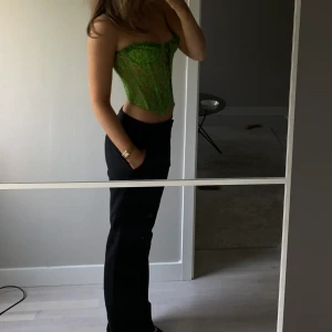 Korsett - Korsett från Nakd, strl 75B. Nyskick! Medföljer även 2 band💚