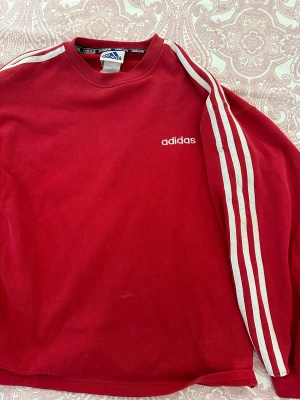 Vintage adidas  - En jättefin vintege adidas sweater med ett litet igensytt hål på undersidan av armen som inte syns när tröjan är på med det är värt att peka ut!