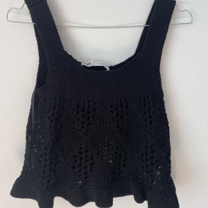 Virkad linne💗 - Jättefint linne från Zara, använt en gång💗Storlek L, men sitter som S-M då den är Croppad