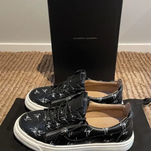 Guiseppe Zanotti skor - Säljer nu mina fina Zanottis då de inte används. Använda fast fortfarande i bra skick. Allt og ingår. Nypris 7000kr. 