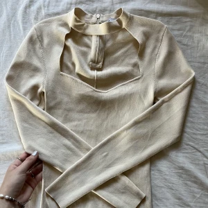 Fest topp - En snygg fest topp i beige från Zara!! Nyskick!!🤩🤩