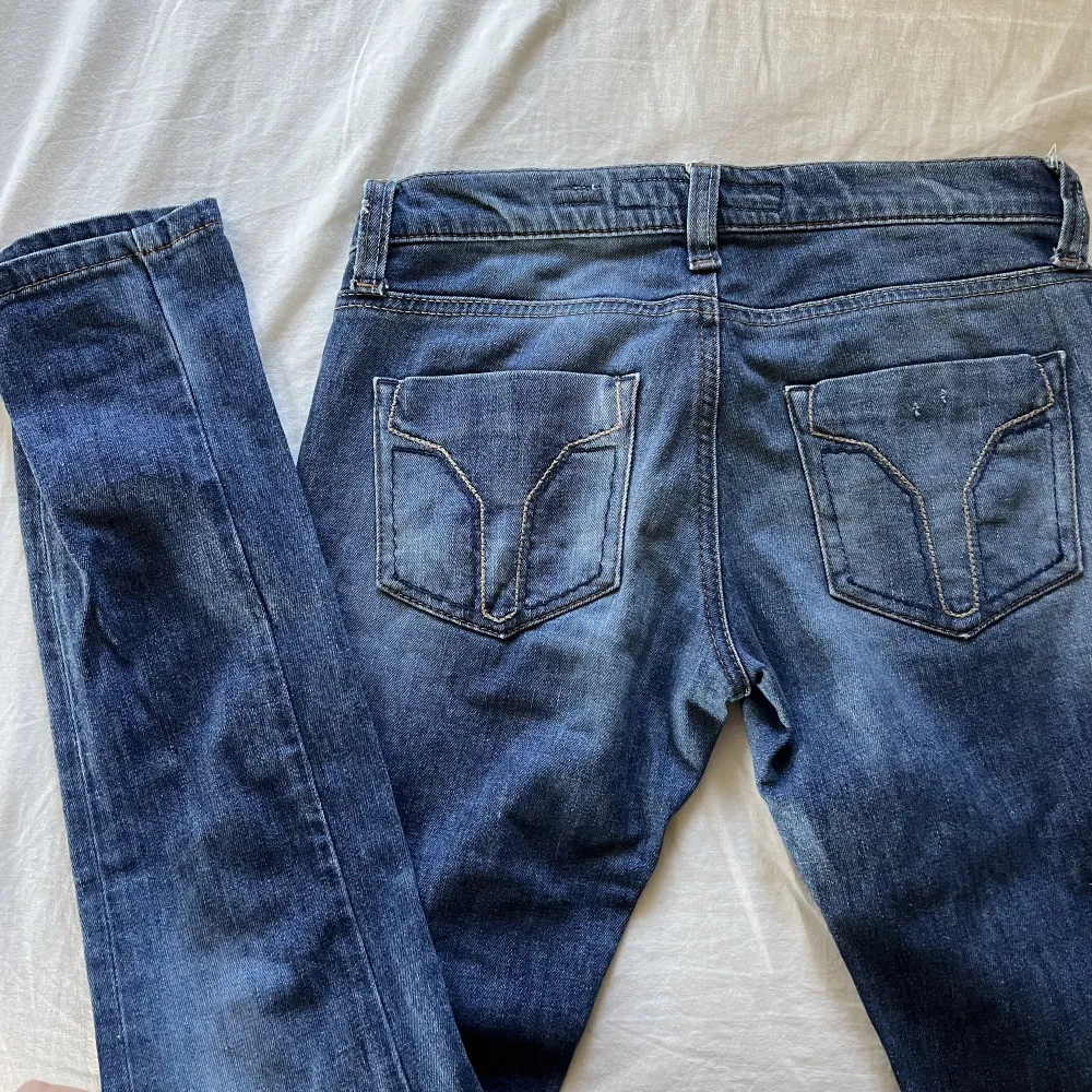 Lågmidjade jeans i modell slim/straight!!🤩🤩. Jeans & Byxor.