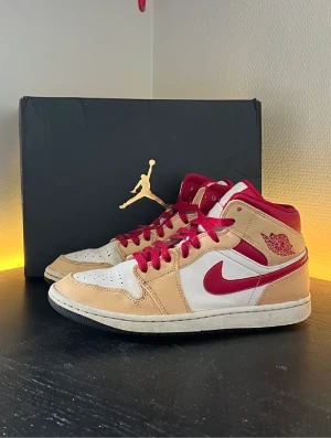 Air Jordan 1 Mid Cardinal - Air Jordan 1 Mid Cardinal🎁. Populär sneaker i en cool färg🎯. Storlek 41✅. Originalbox medföljer📍. Äkta⚡️. Skicka meddelande för frågor / fler bilder🤝. 