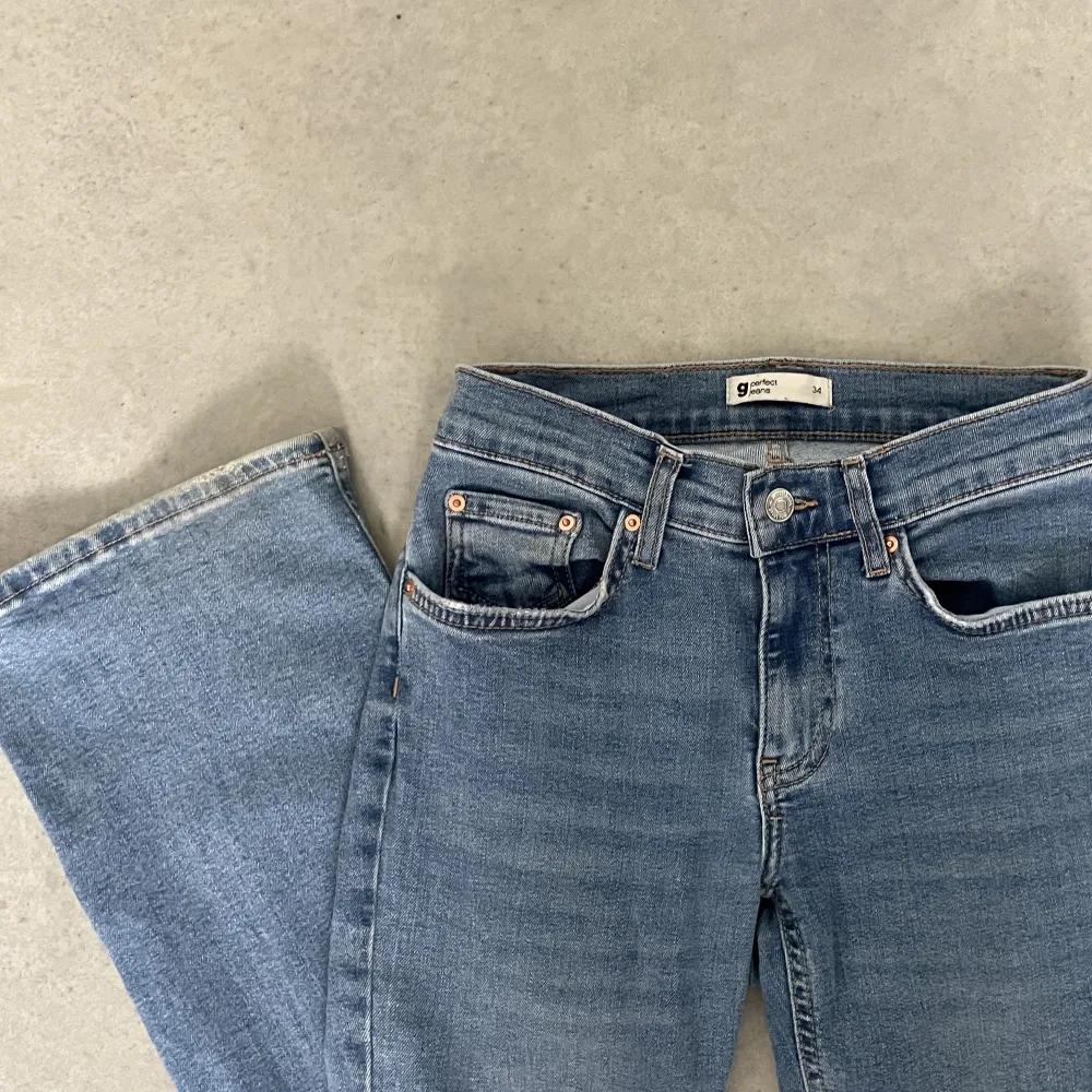Säljer mina lågmidjade Gina tricot jeans då de inte kommer till användning. ”Low Waits flared jeans” Använd gärna köp nu. Skriv för frågor eller fler bilder . Jeans & Byxor.