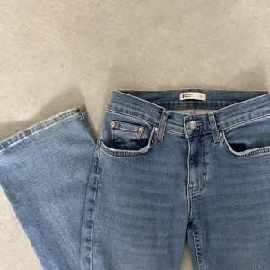 Säljer mina lågmidjade Gina tricot jeans då de inte kommer till användning. ”Low Waits flared jeans” Använd gärna köp nu. Skriv för frågor eller fler bilder 